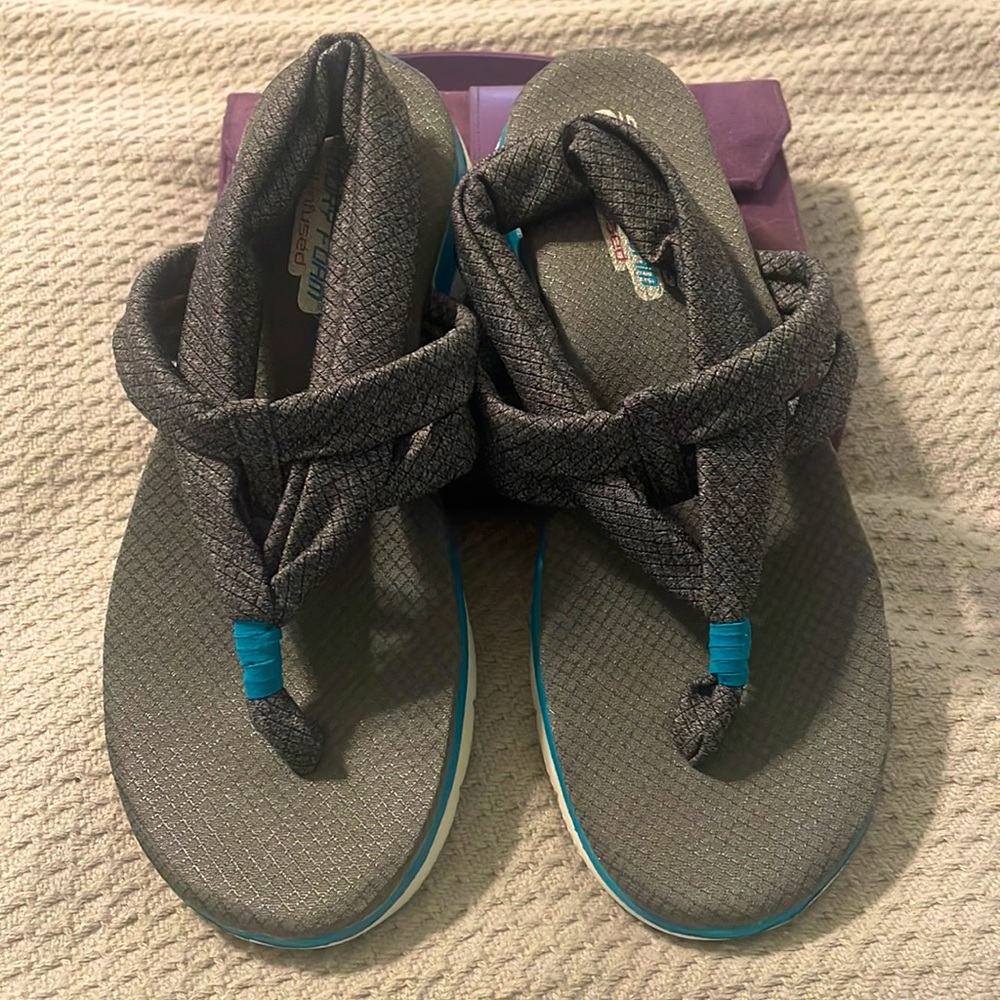 Grey sketchers memory foam sandals. Women’s 8